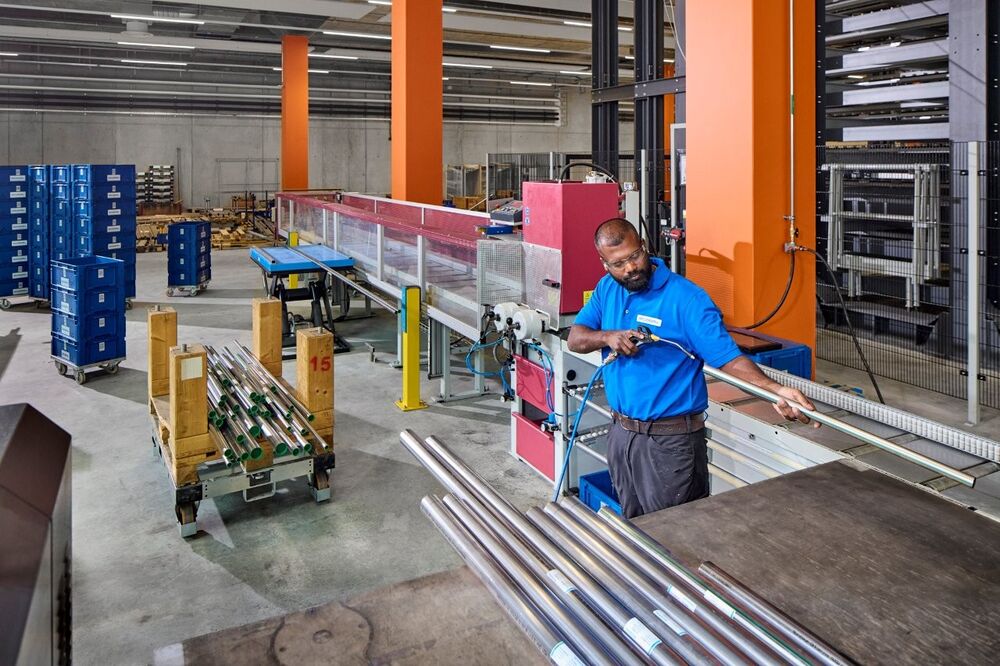 Im Individualwerk werden Rohre exakt nach Kundenwunsch zugeschnitten. Die millimetergenaue Vorfertigung ermöglicht eine effiziente Montage auf der Baustelle.